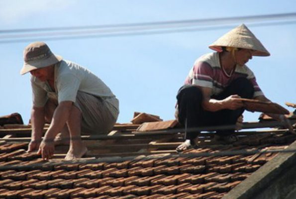 Tháo mái nhà cũ để thi công mái tôn