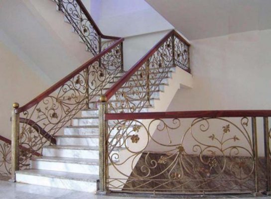 Cầu thang sắt nghệ thuật tay vịn gỗ 13