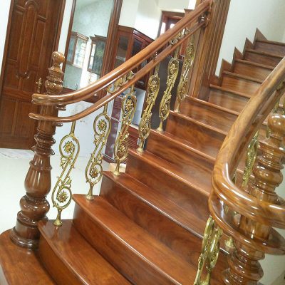 Cầu thang sắt nghệ thuật tay vịn gỗ 25