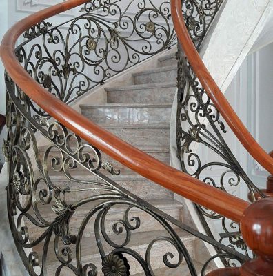 Cầu thang sắt nghệ thuật tay vịn gỗ 36