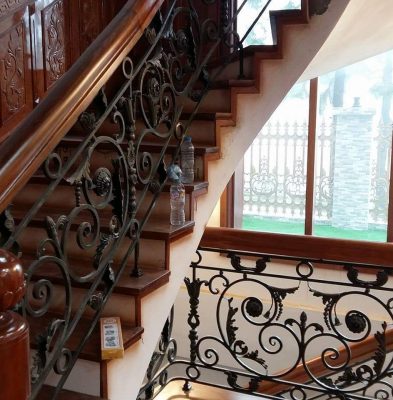 Cầu thang sắt nghệ thuật tay vịn gỗ 37