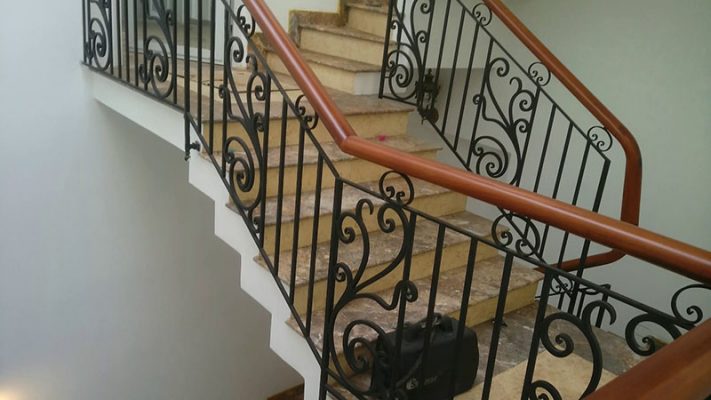 Cầu thang sắt nghệ thuật tay vịn gỗ 39