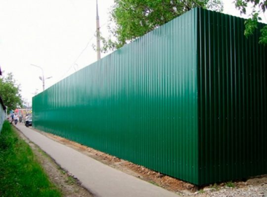Mặt trước hàng rào tôn công trường