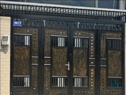 Mẫu cửa sắt pano 4 cánh hiện đại