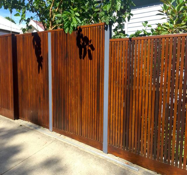 Mẫu tường rào cổng ngõ bằng gỗ 1