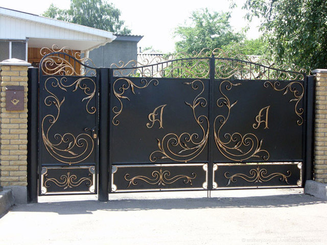 Mẫu cửa sắt mỹ thuật được thiết kế với 2 cánh cửa chính và 1 cánh phụ thiết kế hoa văn sắt mềm mại, đối xứng nhau.