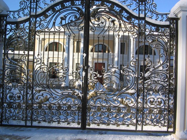 Mẫu cổng sắt thiết kế tinh tế, sang trọng và đẳng cấp, phù hợp cho các ngôi biệt thự lớn mang phong cách Châu Âu.