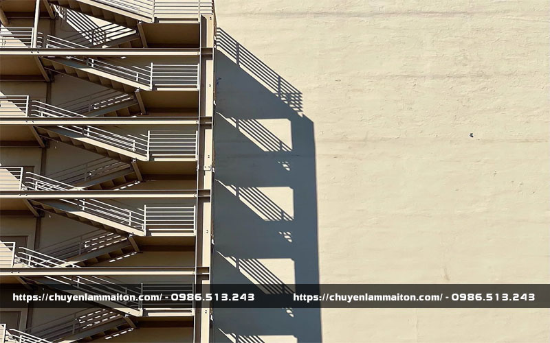 Báo giá 35+ mẫu cầu thang sắt thoát hiểm bền đẹp nhất
