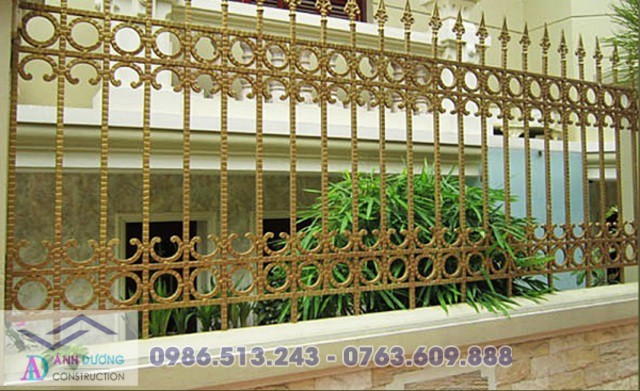 Hàng rào sắt hoa văn màu đồng mang đến nét đẹp tân cổ điển cho ngôi nhà.